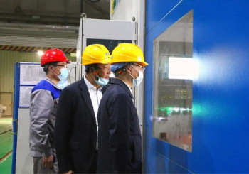 Ông Trịnh Dân Khánh, Ủy viên Thường vụ Thành ủy Ninh Ba kiêm Bộ trưởng Ban Tổ chức, đã đến thăm và nghiên cứu các doanh nghiệp.