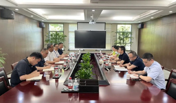 Ông Gu Guoxing, Ủy viên Thường vụ kiêm Phó Thị trưởng quận Giang Bắc, cùng đoàn đại biểu đã đến thăm và nghiên cứu tại các doanh nghiệp.