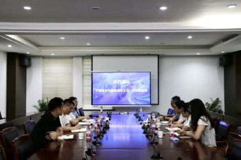 Ông Gao Haijun, Phó Giám đốc Ủy ban Phát triển và Cải cách Ninh Ba, cùng đoàn đại biểu đã đến thăm và nghiên cứu tại các doanh nghiệp.