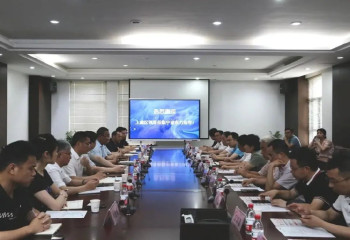 Ông Jin Shanzhong, Ủy viên Thường vụ Thành ủy Quận Shangyu kiêm Phó Thị trưởng Quận, cùng đoàn đại biểu đã đến thăm công ty để thị sát và hướng dẫn.