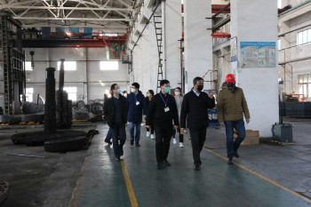 Vào ngày đầu tiên trở lại làm việc, Chủ tịch Ningbo Dongli và đoàn đại biểu đã động viên các nhân viên tuyến đầu bằng câu nói "một tay phòng chống dịch, một tay sản xuất".